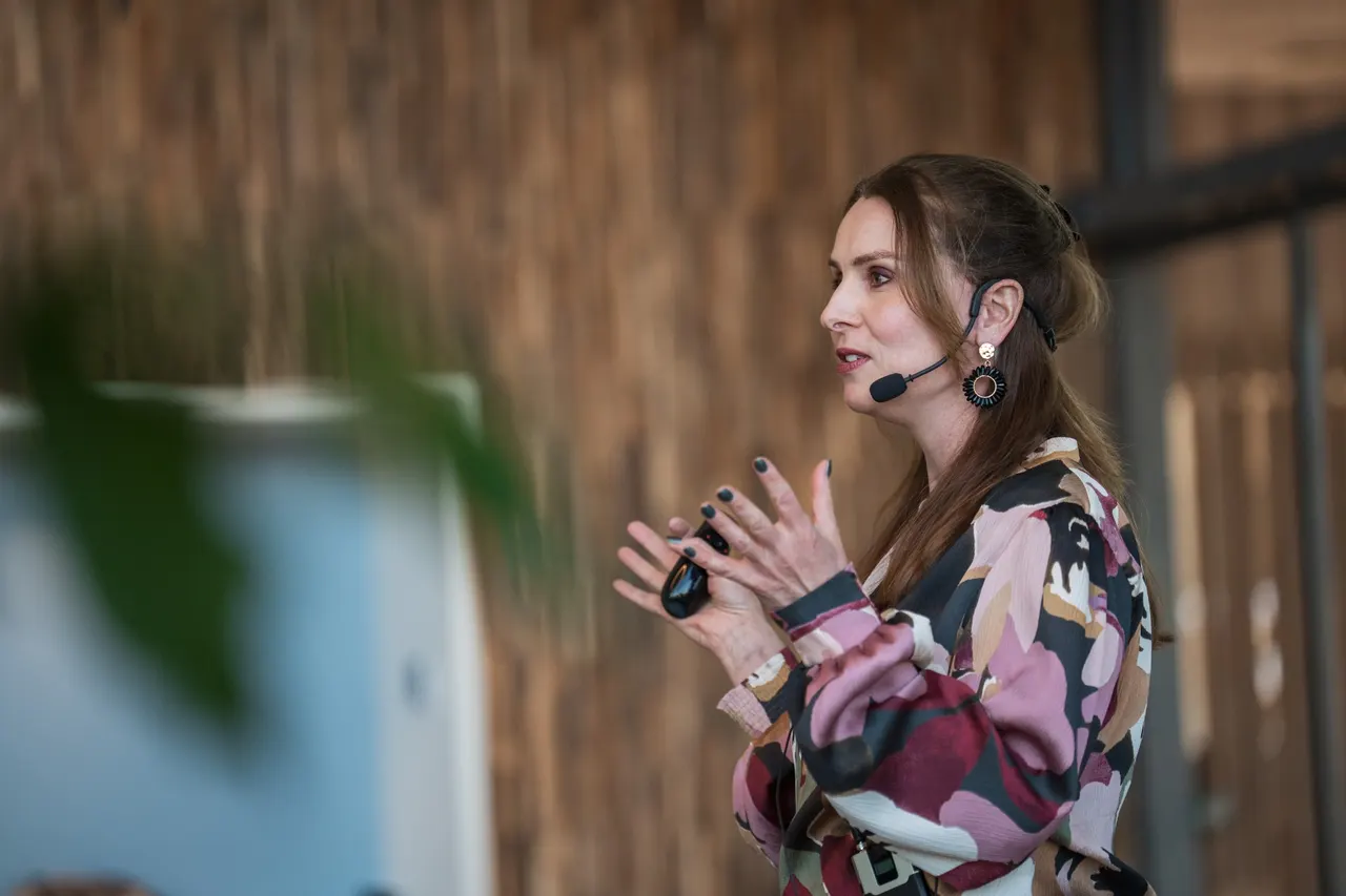Saskia Schepers tijdens een keynote over neurodiversiteit